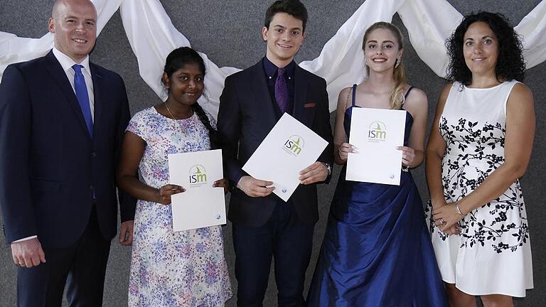 Der Abschlussjahrgang 2017: High School Coordinator Michael Gündert und Schulleiterin Brandie Smith gratulieren Aleshitha Jagadeesan, Thomas Branco und Laura Schreiner zur Graduation.