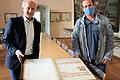 Übergabe der Landkreis-Chronik an das Staatsarchiv (von links): Der Leiter des Staatsarchivs Würzburg Dr. Klaus Rupprecht und Daniel Herberich, stellvertretender Leiter Zentralregistratur am Landratsamt Würzburg.