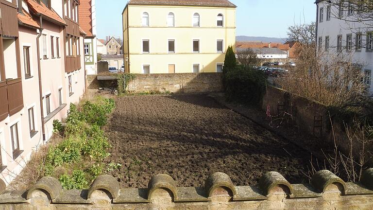Es gibt Pläne der Stadt, in diesem Garten gegenüber dem VG-Gebäude (rechts) in Gerolzhofen in der Brunnengasse elf Parkplätze zu errichten. Dagegen wehren sich die Eigentümer der Wohnungen in dem Gebäude Brunnengasse 3 (links), die eine Beeinträchtigung ihrer Wohnungen fürchten, wenn quasi direkt vor ihren Fenstern Autos parken.