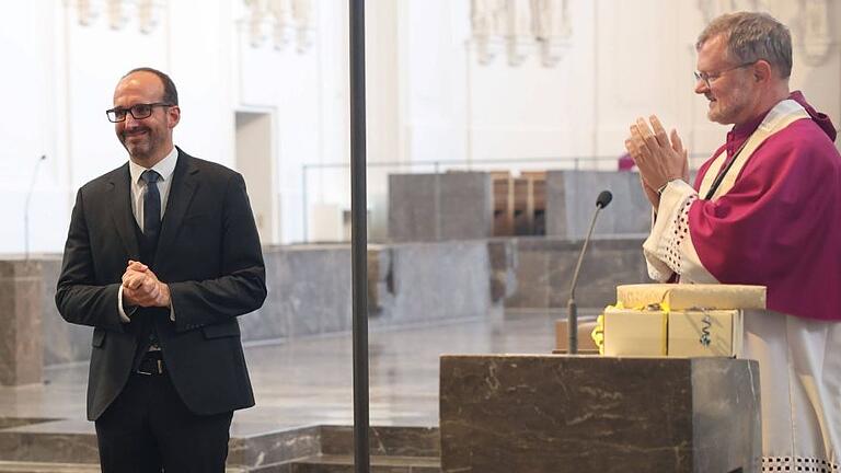 Bei einem Evensong im Kiliansdom wurde Professor Christan Schmid (links) nach neun Jahren als Würzburger Domkapellmeister von Generalvikar Jürgen Vorndran verabschiedet. Bei einem Evensong im Kiliansdom wurde Professor Christan Schmid (links) nach neun Jahren als Würzburger Domkapellmeister von Generalvikar Jürgen Vorndran verabschiedet.