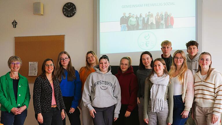 Das krankheitsbedingt leicht dezimierte Celtis-Gründungteam der AG 'Freiwilliges soziales Schuljahr' mit Lehrerin Pfarrerin Angela Weigel (ganz links) und Katrin Schauer (zweite von links) vom Landratsamt, Arbeitsbereich Ehrenamt und Teilhabe.