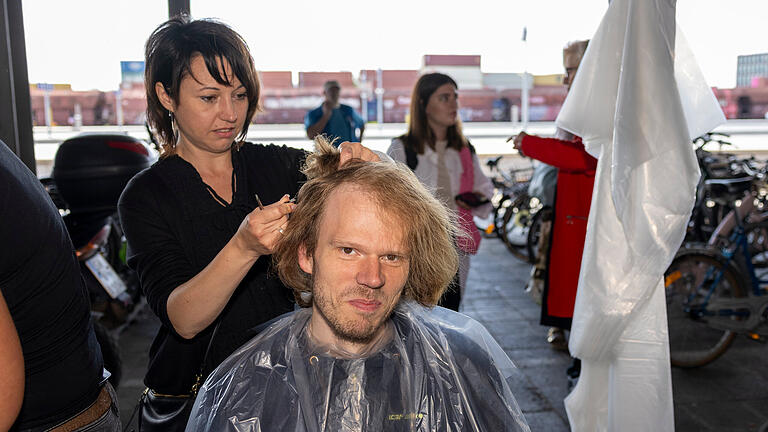 Wellness am Bahnhof       -  10.06.2024, Wellness am Bahnhof, 

Bahnhofsmission Schweinfurt lädt zum Beauty-Tag ein. Der Schweinfurter Hauptbahnhof wird wieder in eine kleine Wellness-Oase verwandelt. Friseurinnen und eine Kosmetikerin kümmern sich ehrenamtlich um Menschen mit wenig Geld