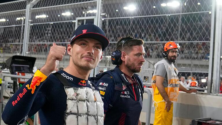 Max Verstappen in der Hitze von Katar 2023 - Max Verstappen trägt vor dem Rennen in Katar im vergangenen Jahr eine Kühlweste. Max Verstappen in der Hitze von Katar 2023 - Max Verstappen trägt vor dem Rennen in Katar im vergangenen Jahr eine Kühlweste.