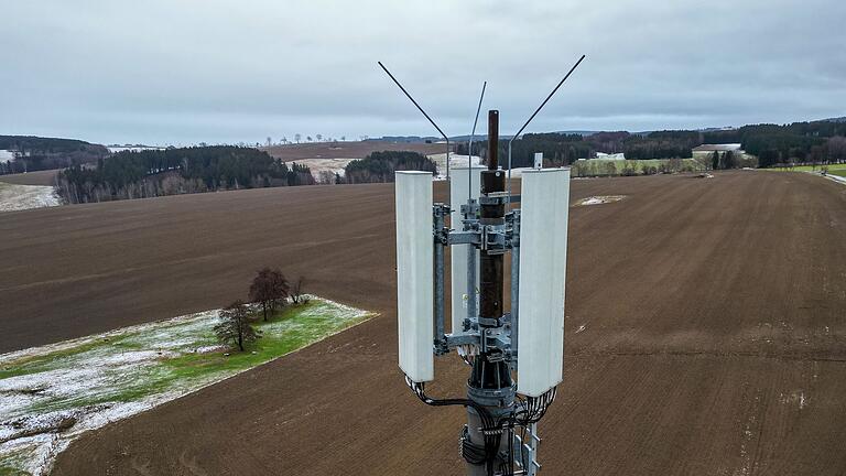 Mobilfunk-Antennen       -  Ein Mobilfunkmast auf dem Land. (Luftaufnahme mit Drohne)