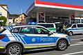 Ein großes Polizeiaufgebot war an der Tankstelle in Uettingen nach dem Raubüberfall im August 2024 im Einsatz. Der Täter wurde jetzt zu drei Jahren Haft verurteilt.
