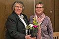 Gisela Füller (rechts), die Vertreterin für Frauen im VdK-Ortsverband Pleichachtal bedankt sich bei der Referentin Irmgard Lorenz (links) für den gelungenen Vortrag im Oberpleichfelder Sportheim.