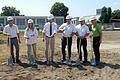 Spatenstich bei KLT Hummel Plastic GmbH mit Prokurist Harald Müller, Inhaberin Claudia Hummel, OB Remelé, Patrick Döring (Leiter strategische Geschäftsentwicklung), Bauunternehmer Karl Döring und Architekt Klaus Habert.&nbsp;