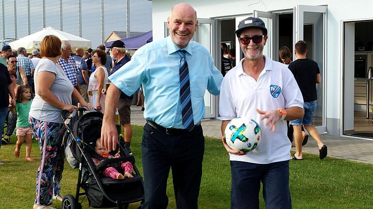 Landrat Eberhard Nuß beglückwünscht Vorstandsvorsitzenden Ralf Schmitt zum neuen Sportgelände. Landrat Eberhard Nuß beglückwünscht Vorstandsvorsitzenden Ralf Schmitt zum neuen Sportgelände.