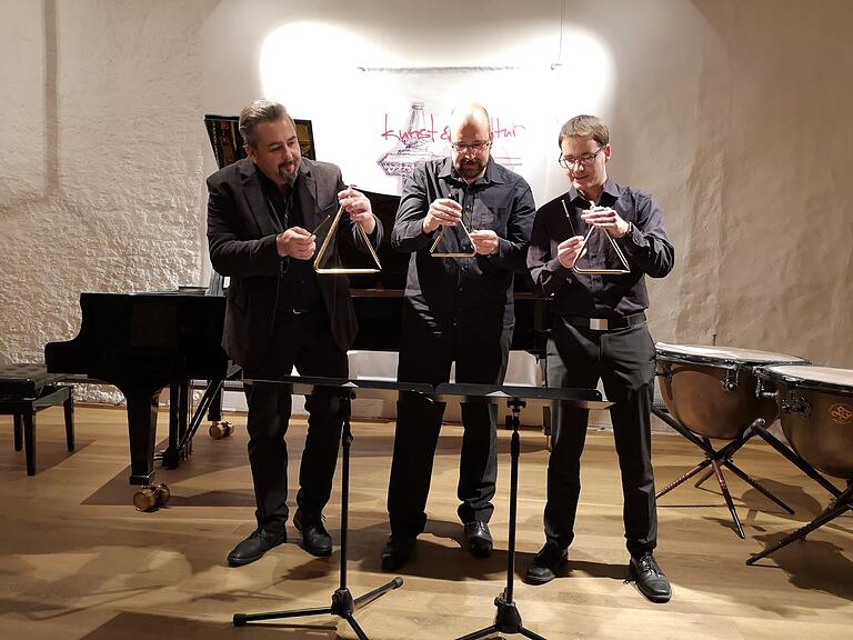Das Percussionstrio, ausgerüstet mit Triangeln: Frank Stäblein, Adrian Blümm und Stefan Klein. Das Percussionstrio, ausgerüstet mit Triangeln: Frank Stäblein, Adrian Blümm und Stefan Klein.