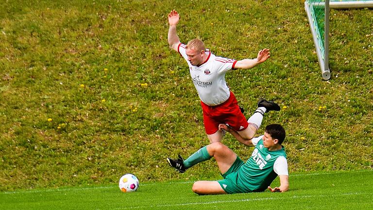 Rhöner Fußball-Nachlese       -  Fallbeispiel: Aus dem A-Klassen-Spiel des FC Untererthal II (in grün) gegen die SG Frankenbrunn.