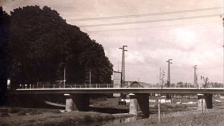 Die Tauberbrücke am 3. Mai 1945 – unter den Bäumen Fahrzeuge der US-Armee. Die Tauberbrücke am 3. Mai 1945 – unter den Bäumen Fahrzeuge der US-Armee.