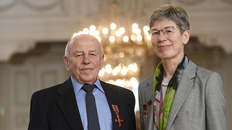 Peter Schöderlein (links) erhielt am Freitag in der Würzburger Residenz das Bundesverdienstkreuz. Auch Christine Reuter, die mit dem Dettelbacher Projekte in Nepal unterstützt, wurde ausgezeichnet. Peter Schöderlein (links) erhielt am Freitag in der Würzburger Residenz das Bundesverdienstkreuz. Auch Christine Reuter, die mit dem Dettelbacher Projekte in Nepal unterstützt, wurde ausgezeichnet.