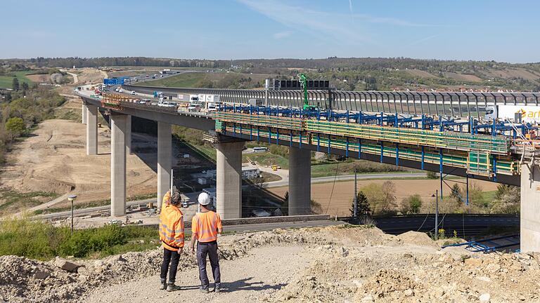 Auf der Brücke am Trog bei Heidingsfeld wird trotz Corona gebaut und weiter betoniert. Deutlich erkennbar ist rechts im Bild die Verschalung für die äußere Brückenkappe.