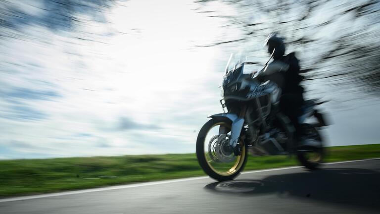 Eine überhöhte Geschwindigkeit zählt laut Polizei neben individuellen Fahrfehlern zu den häufigsten Unfallursachen bei Unfällen, die durch Bikerinnen und Biker verursacht werden.