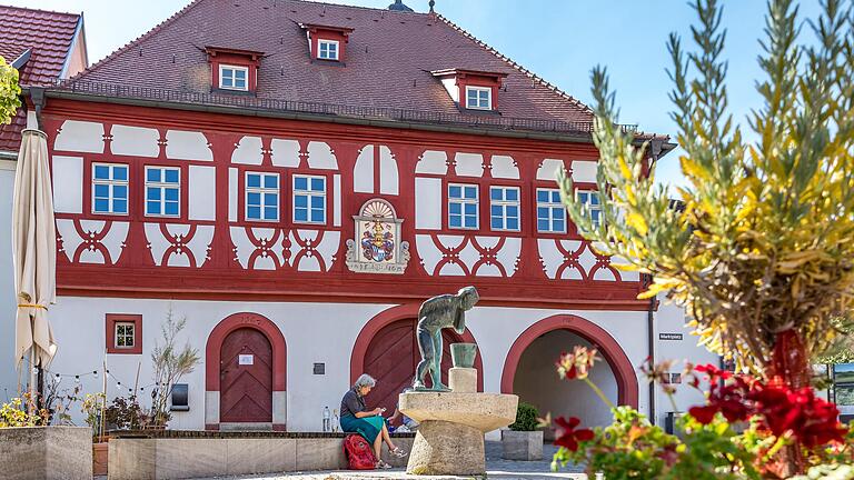 Ortsmittelpunkt von Markt Einersheim ist der Marktplatz mit dem Rathaus. Ortsmittelpunkt von Markt Einersheim ist der Marktplatz mit dem Rathaus.