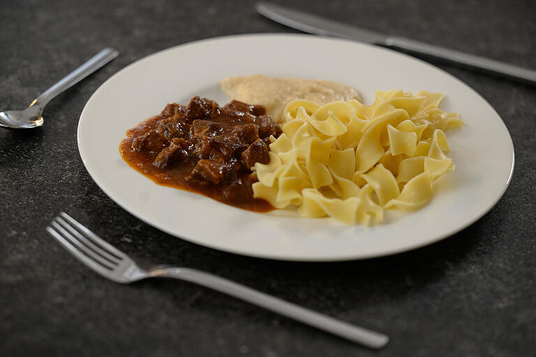 Der Hauptgang: Rindergulasch mit breiten Nudeln und einem Kleks Meerrettichsoße. Der Hauptgang: Rindergulasch mit breiten Nudeln und einem Kleks Meerrettichsoße.