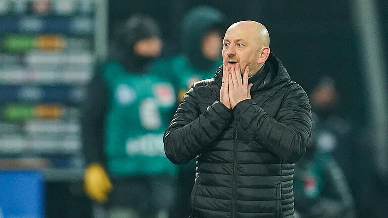 448944823.jpg       -  Torsten Lieberknecht wartet seit Monaten auf einen Sieg mit Darmstadt 98. Dennoch darf er Trainer des Fußball-Bundesligisten bleiben.