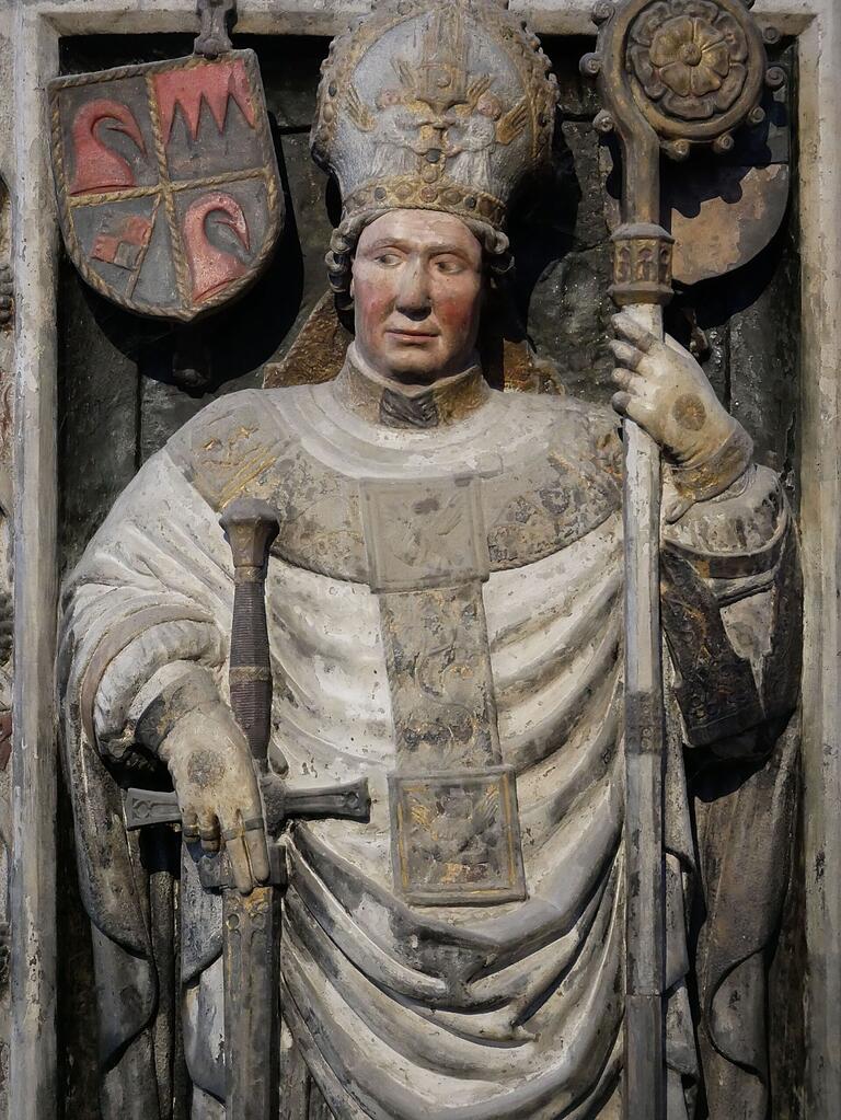 Johann von Brunn wird mit Schwert und Bischofsstab auf seinem Grabmahl im Würzburger Dom dargestellt. Johann von Brunn wird mit Schwert und Bischofsstab auf seinem Grabmahl im Würzburger Dom dargestellt.
