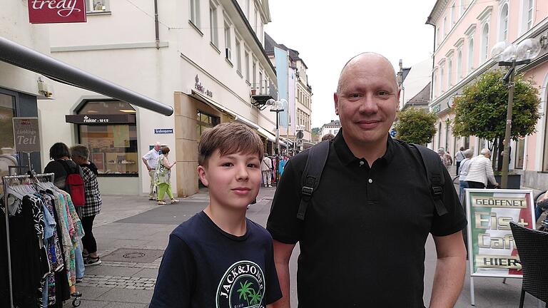 Umfrage Grundgesetz_2 - Jakob und Uwe Seufert (von links) aus Arnshausen. Umfrage Grundgesetz_2 - Jakob und Uwe Seufert (von links) aus Arnshausen.
