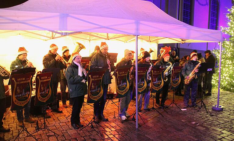 Der Musikverein Wiesentheid spielte weihnachtliche Weisen am Schlossplatz. Der Musikverein Wiesentheid spielte weihnachtliche Weisen am Schlossplatz.