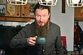 Erstmal einen Kaffee vom Holzofen. Der Musiker-Vater-Ehemann-Handwerker sägt sein Brennholz natürlich selbst. Mit der passenden Wippsäge hinterm Haus.