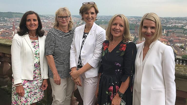 Der neue Vorstand des Zonta Clubs Würzburg Electra: (von links) zweite Vizepräsidentin Edith Raab, Schatzmeisterin Kathrin Tatschner, Präsidentin Elisabeth Jentschke, Schriftführerin Uschi Lüchtrath und Vizepräsidentin Gundula Viering. Der neue Vorstand des Zonta Clubs Würzburg Electra: (von links) zweite Vizepräsidentin Edith Raab, Schatzmeisterin Kathrin Tatschner, Präsidentin Elisabeth Jentschke, Schriftführerin Uschi Lüchtrath und Vizepräsidentin Gundula Viering.