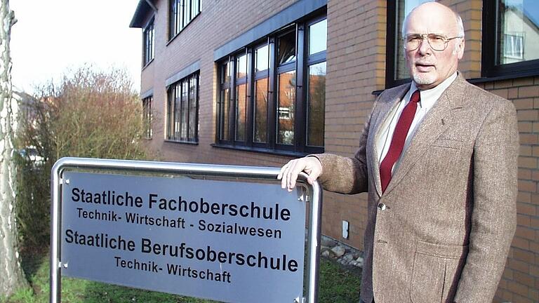 Erwin Krämer war der FOSBOS als Lehrer, Leitung und Förderer über 50 Jahre verbunden. Unser Archivbild zeigt Krämer als frisch gebackenen Schulleiter Anfang 2003.&nbsp;