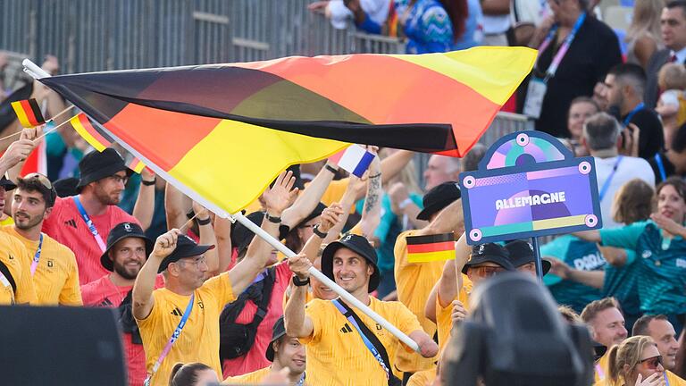 Paralympics Paris 2024 - Eröffnungsfeier       -  Martin Schulz trug die deutsche Fahne bei der Eröffnungszeremonie.