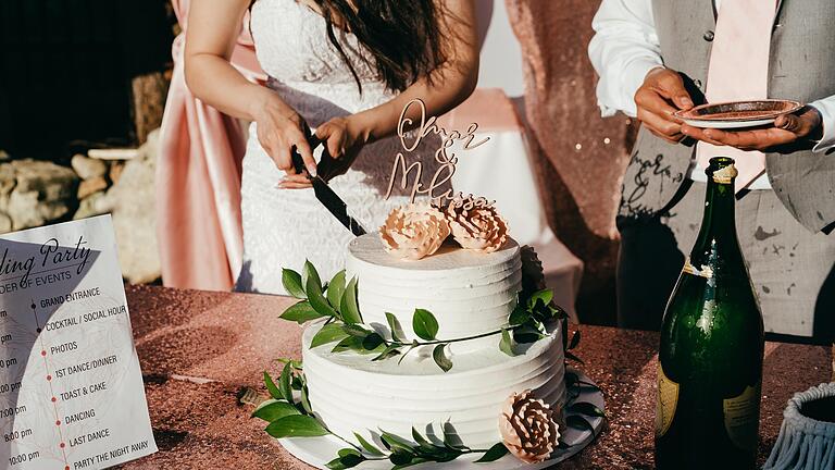 Hochzeitsmesse       -  Eine perfekte Hochzeitstorte kann nur der Profi gestalten.