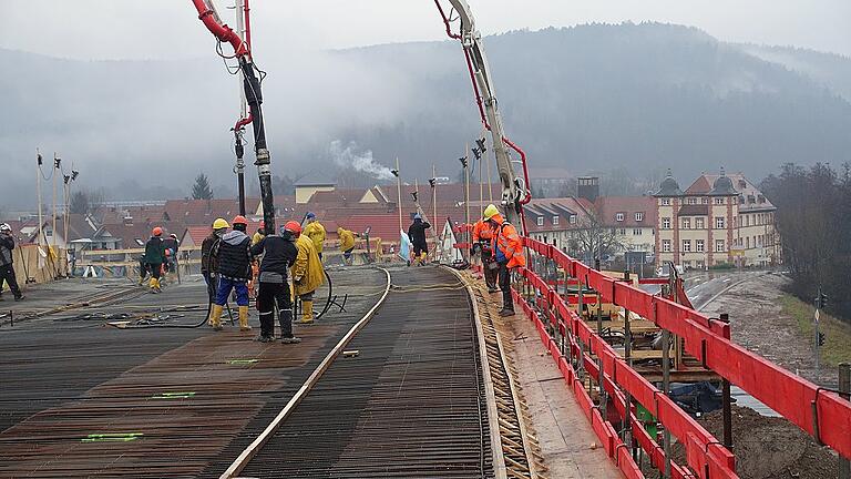 Fast den ganzen Mittwoch über wurde das erste Stück der Gemündener Mainbrücke, das über der Bahnlinie, betoniert.