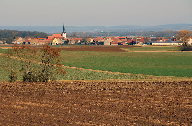 Im Mittelpunkt der geplanten Flurneuordnung in Kolitzheim sollen die Bildung größerer zusammenhängender Felder und ein neues Wege- und Gewässernetz zur besseren Erschließung und Erreichbarkeit der Feldflur stehen. Im&nbsp;Vorfeld wird derzeit ein sogenanntes ökologisches Landschaftsplanungskonzept erstellt.