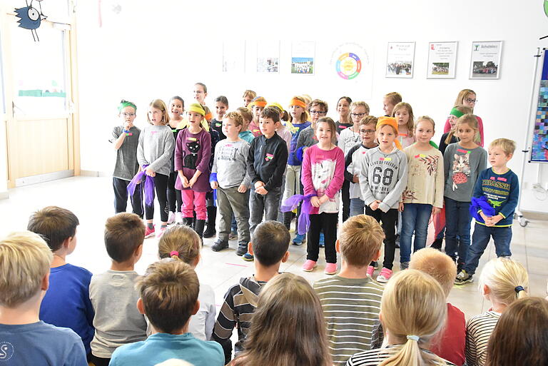 Gar nicht so leicht als Theaterspieler vor Publikum zu spielen. Doch schnell verloren die Grundschüler in Theilheim jegliche Aufregung. Gar nicht so leicht als Theaterspieler vor Publikum zu spielen. Doch schnell verloren die Grundschüler in Theilheim jegliche Aufregung.