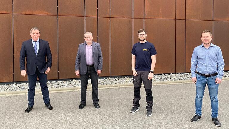 Abschied aus dem Arbeitsleben: Klemens Damm wurde von Ronald Kraus, Hauptpersonalratsvorsitzender im Wirtschaftsministerium (links), dem stellvertretenden Referatsleiter Lucian Beck (rechts) und Personalrat Hannes Bäuml (Zweiter von rechts) verabschiedet. Abschied aus dem Arbeitsleben: Klemens Damm wurde von Ronald Kraus, Hauptpersonalratsvorsitzender im Wirtschaftsministerium (links), dem stellvertretenden Referatsleiter Lucian Beck (rechts) und Personalrat Hannes Bäuml (Zweiter von rechts) verabschiedet.