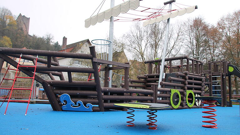 Das neue Spielschiff auf dem Spielplatz an der Duivenallee in Gemünden.