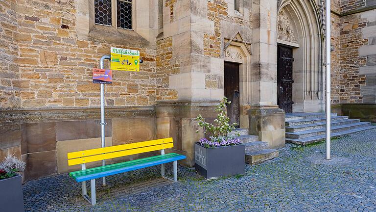 Die Mitfahrbank an der Gerolzhöfer Stadtpfarrkirche am Marktplatz ist einer der sogenannten virtuellen Haltpunkte für 'Callheinz'.