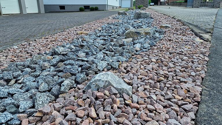 Ästhetisch fragwürdig: Schotter statt Grün. - Ästhetisch fragwürdig: Schotter statt Grün. Ästhetisch fragwürdig: Schotter statt Grün. - Ästhetisch fragwürdig: Schotter statt Grün.