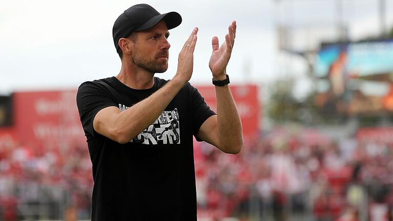 Trainer Marco Wildersinn bedankt sich nach dem 2:0-Sieg der Würzburger Kickers gegen Bayern München II bei den Fans.