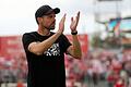 Trainer Marco Wildersinn bedankt sich nach dem 2:0-Sieg der Würzburger Kickers gegen Bayern München II bei den Fans.
