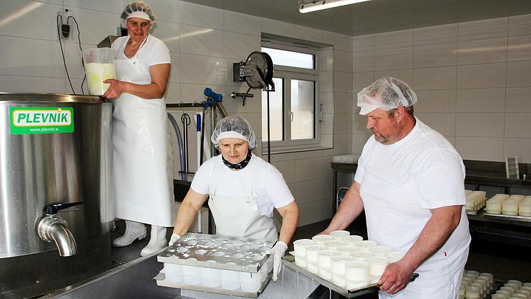 Hofkäserei Zehner in Oberschwarzach: Armin Zehner und Annette Götz bei der Herstellung. Hofkäserei Zehner in Oberschwarzach: Armin Zehner und Annette Götz bei der Herstellung.