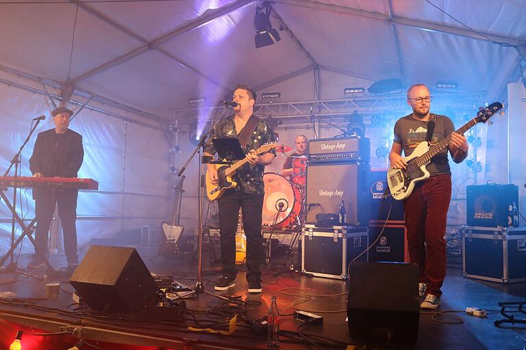 Der Hauptact Rollin' Deepa trat mit dem neuen Bassisten Andy Imhof (rechts) und Gastmusiker Mad Bob (links) auf.&nbsp;