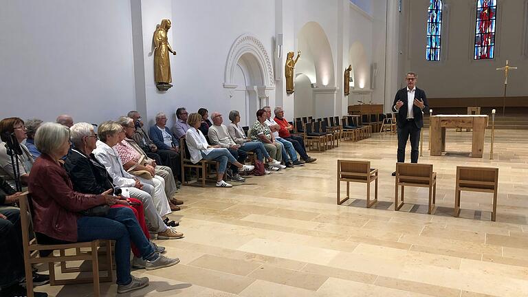 Der Senioren Club 60 Uettingen in der Mutterkirche der Erlöserschwestern in Würzburg.