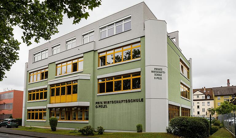 Die private Wirtschafts- und Realschule O. Pelzl in der Schweinfurter Wirsingstraße. Die private Wirtschafts- und Realschule O. Pelzl in der Schweinfurter Wirsingstraße.