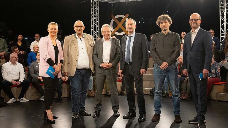 Live aus Würzburg gesendet: die 'Wahlarena' des BR mit den Spitzenkandidaten der 'kleinen' Parteien. Im Bild (v.li.) Moderatorin Franziska Eder, Stephan Protschka (AfD), Klaus Ernst (BSW), Hubert Aiwanger (Freie Wähler), Ates Gürpinar (Die Linke) und BR-Chefredakteur Christian Nitsche.