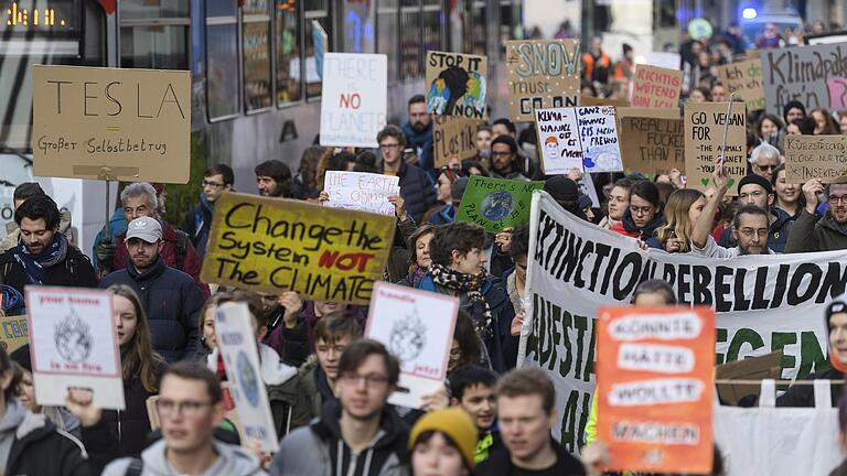 Rund 300 Menschen haben am Freitag bei der 23. Fridays For Future-Demo Geburtstag gefeiert. Denn vor ziemlich genau einem Jahr demonstrierten die Klimaschützer zum ersten Mal in der Innenstadt