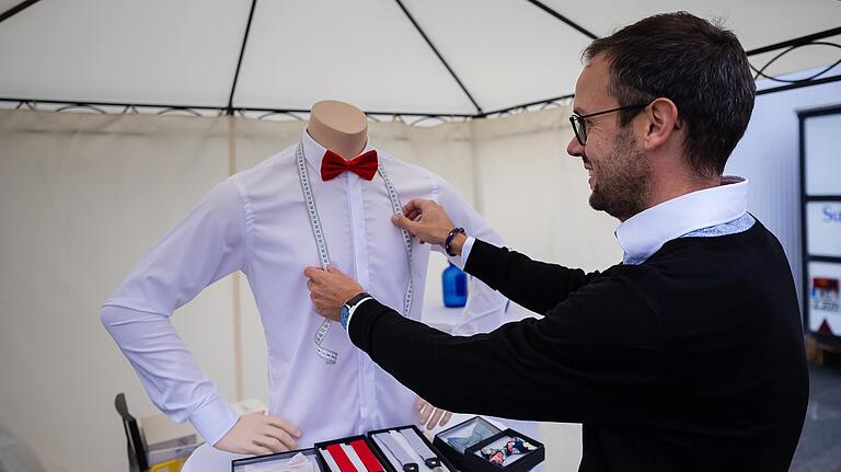 Hemden nach Maß. Einigermaßen zufrieden war man man beim Maßmode Netzwerk, das im Freien seinen Pavillon aufgebaut hat. David Heusel musste am Samstagmorgen noch die Schneiderpuppe vermessen. Sein Kollege Andreas Bauer vermeldete am Sonntagmorgen, dass man schon mehr als ein halbes Dutzend Kunden für ein maßgeschneidertes Hemd 'vermessen' und begeistert habe.&nbsp;