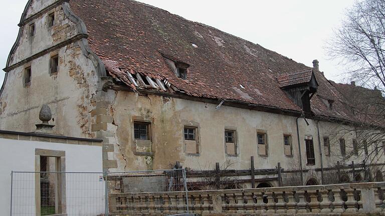 Das „Alte Schloss“ mit seinen geschwungenen Schweifgiebeln ist einsturzgefährdet und die Dachhaut hält dem Regen nicht mehr stand.