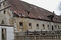 Das „Alte Schloss“ mit seinen geschwungenen Schweifgiebeln ist einsturzgefährdet und die Dachhaut hält dem Regen nicht mehr stand.