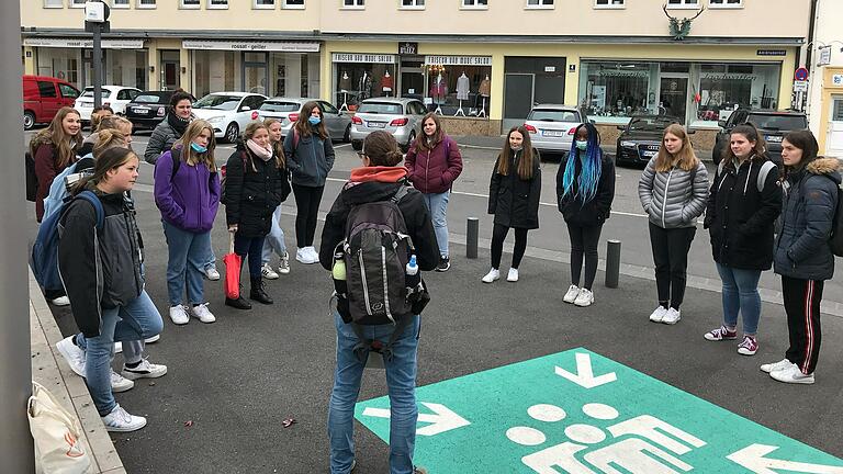 Bei einem konsumkritischen Stadtrundgang in Würzburg mit Stopps in der Innenstadt erfuhr das Fairtrade-Team der MRSV mehr über Themen wie Kleidung, Kosmetik, Wasser und Handy.