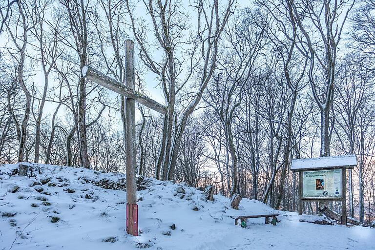 Folgt man dem Wall auf dem Gangolfsberg nach Südosten, stößt man auf die Ruinen der St. Gangolfskapelle. Viel übrig ist nicht mehr, der Grundriss lässt sich nur noch erahnen lässt. Errichtet wurde die Kapelle wohl im 8. Jahrhundert - und im Bauernkrieg zerstört.