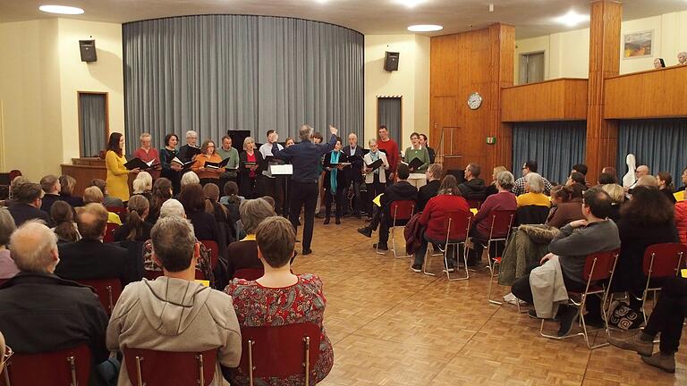 Der Kammerchor der Musikschule unter der Leitung von Michael Albert. Der Kammerchor der Musikschule unter der Leitung von Michael Albert.